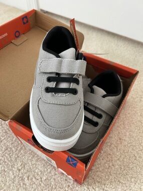Toddler boy size 10 tennis shoe sneaker Velcro strap new NWT Ethan grey oomphies